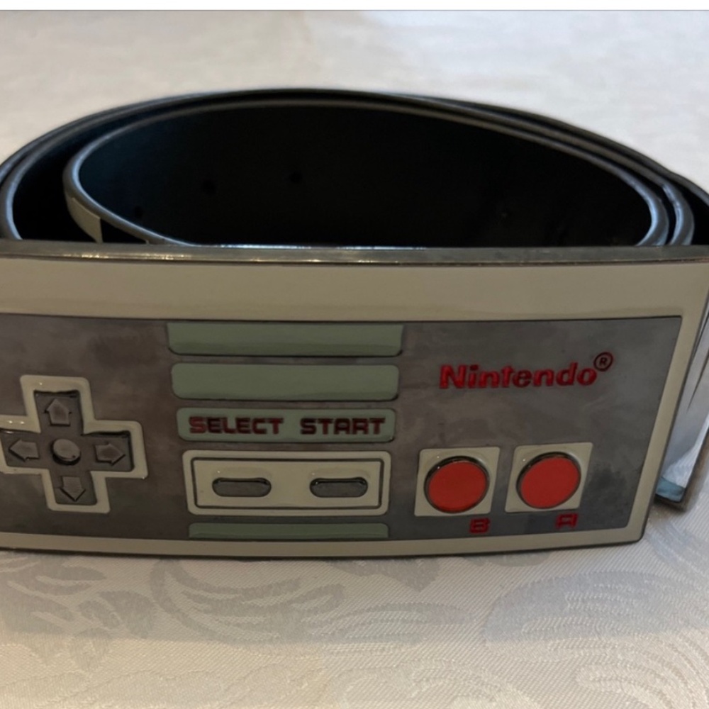 2011 OFFICIAL NINTENDO NES CONTROLLER BELT BUCKLE With NES controller Belt